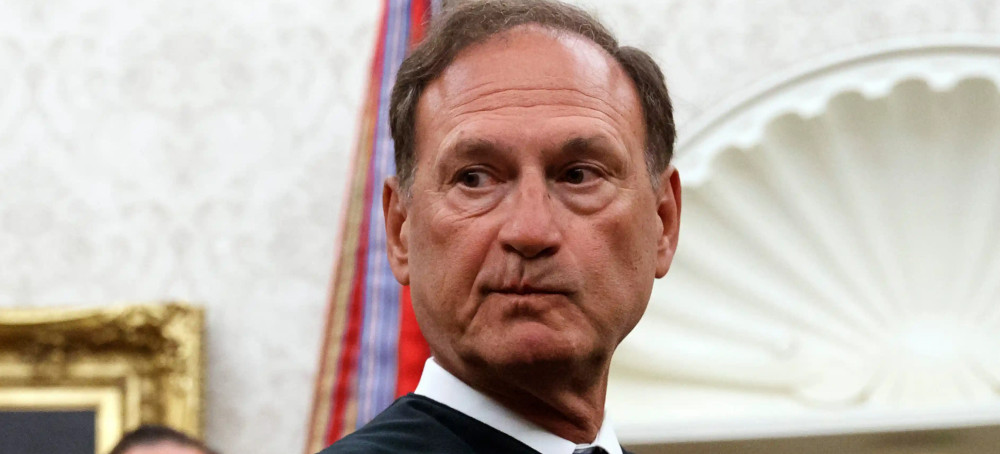 Leading Democrats Demand Alito Face Investigation After Second Report of Far Right-linked Flag